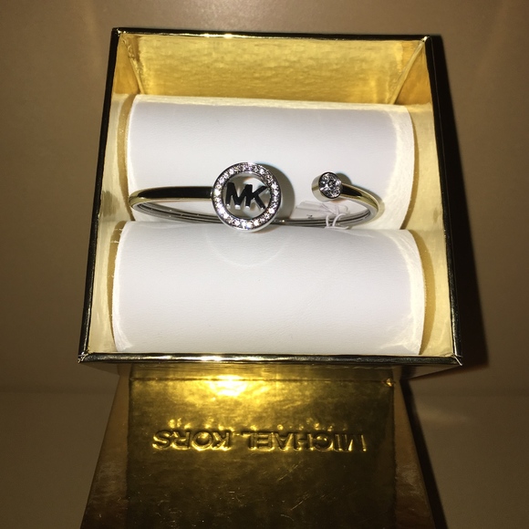 MICHAEL KORS Jewelry - NWT MICHAEL KORS SILVER MEDALLION TWIST BRACELET